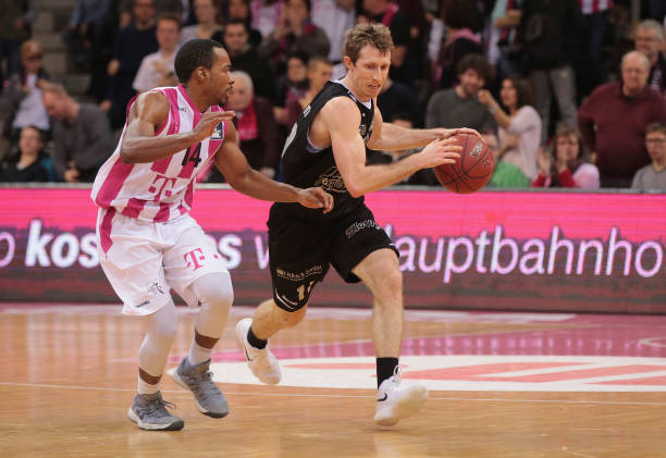 扮演关键角 扮演关键角