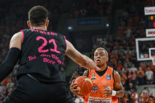 对手进一步 对手进一步