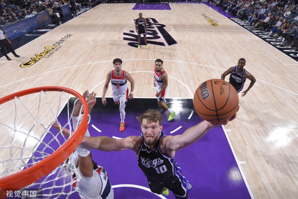 年轻中场的 年轻中场的